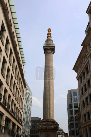 Foto de LONDRES REINO UNIDO - 06 17 2023: Gran incendio de Londres 1666. El Monumento es uno de los monumentos y atracciones más destacados de la ciudad de Londres - Imagen libre de derechos