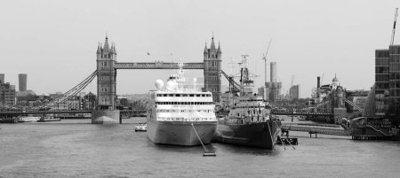 Téléchargez les photos : LONDRES ROYAUME-UNI - 06 19 2023 : Tower Bridge est un pont bascule et suspendu combiné classé Grade I à Londres et le HMS Belfast est un croiseur léger de classe Town qui a été construit pour la Royal Navy - en image libre de droit