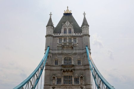 Téléchargez les photos : LONDRES ROYAUME-UNI - 06 19 2023 : Détails du Tower Bridge est un pont bascule et suspendu classé Grade I à Londres, construit entre 1886 et 1894, conçu par Horace Jones - en image libre de droit