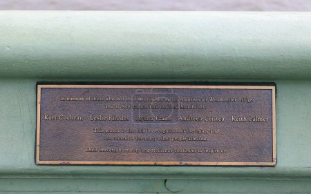 Foto de LONDRES REINO UNIDO 06 19 2023: Un monumento permanente a las cinco personas que murieron en o cerca del Puente de Westminster está siendo planeado en el lugar donde Khalid Masood comenzó su ataque terrorista. - Imagen libre de derechos