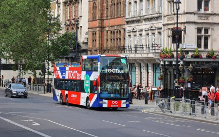 Foto de LONDRES REINO UNIDO - 06 19 2023: Tootbus (Original London Tour) hop-on hop-off sightseeing bus plus comparison with Big Bus and Golden Tours the alternative. - Imagen libre de derechos