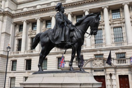 Téléchargez les photos : LONDRES ROYAUME-UNI - 06 19 2023 : La statue équestre victorienne en bronze du duc de Wellington sur son cheval Copenhague se dresse au Hyde Park Corner - en image libre de droit