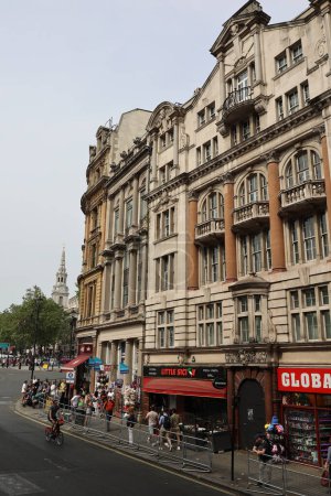 Foto de LONDRES REINO UNIDO 06 17 2023: Hermosa arquitectura y vista a la calle de Londres - Imagen libre de derechos