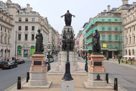Foto de LONDRES REINO UNIDO - 06 19 2023: Monumento conmemorativo de la victoria aliada en la Guerra de Crimea de 185356. Consta de las estatuas de tres guardias, Coldstream - Imagen libre de derechos