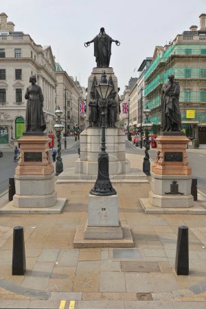 Foto de LONDRES REINO UNIDO - 06 19 2023: Monumento conmemorativo de la victoria aliada en la Guerra de Crimea de 185356. Consta de las estatuas de tres guardias, Coldstream - Imagen libre de derechos