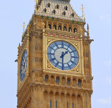 Foto de LONDRES REINO UNIDO 06 19 2023: Big Ben es el apodo de la Gran Campana del reloj del Palacio de Westminster en Londres La torre se conoce oficialmente como Elizabeth Tower - Imagen libre de derechos