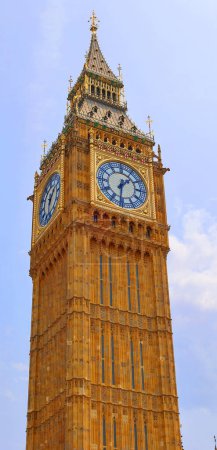 Foto de LONDRES REINO UNIDO 06 19 2023: Big Ben es el apodo de la Gran Campana del reloj del Palacio de Westminster en Londres La torre se conoce oficialmente como Elizabeth Tower - Imagen libre de derechos
