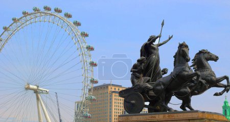 Téléchargez les photos : LONDON UNITED KINGDOM 06 19 2023: London Eye, or the Millennium Wheel, is a cantilevered observation wheel on the South Bank of the River Thames in London. It is Europe's tallest observation wheel - en image libre de droit