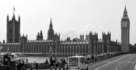 Foto de LONDRES REINO UNIDO 06 19 2023: El Palacio de Westminster es el lugar de encuentro de la Cámara de los Comunes y la Cámara de los Lores, las dos cámaras del Parlamento del Reino Unido. - Imagen libre de derechos