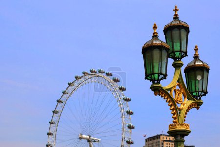 Téléchargez les photos : LONDON UNITED KINGDOM 06 19 2023: London Eye, or the Millennium Wheel, is a cantilevered observation wheel on the South Bank of the River Thames in London. It is Europe's tallest observation wheel - en image libre de droit