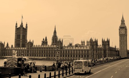 Foto de LONDRES REINO UNIDO 06 19 2023: El Palacio de Westminster es el lugar de encuentro de la Cámara de los Comunes y la Cámara de los Lores, las dos cámaras del Parlamento del Reino Unido. - Imagen libre de derechos