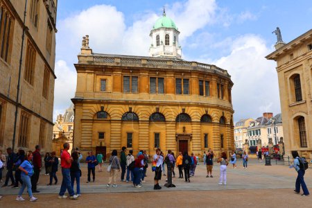 Téléchargez les photos : OXFORD, ROYAUME-UNI 06 20 2023 : Le Sheldonian Theatre, situé à Oxford, en Angleterre, a été construit de 1664 à 1669 d'après un dessin de Christopher Wren pour l'Université d'Oxford. - en image libre de droit