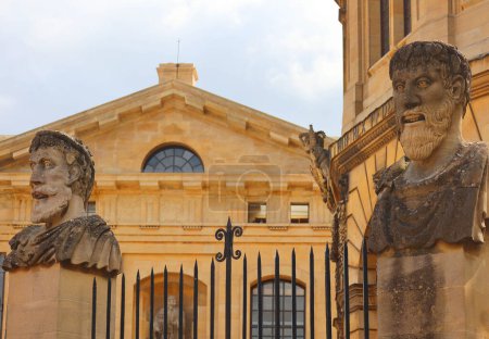 Foto de OXFORD, REINO UNIDO 06 20 2023: Frente al Teatro Sheldonian y el Museo de Historia de la Ciencia se sientan 17 cabezas de piedra que representan a hombres barbudos, generalmente conocidos como los jefes de los emperadores - Imagen libre de derechos
