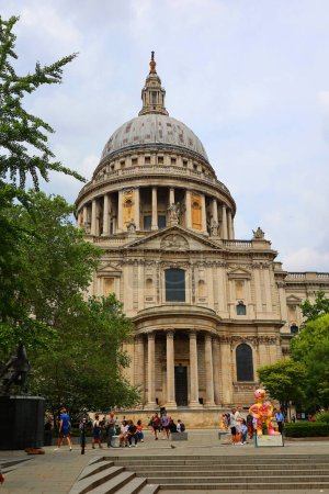 Foto de LONDRES REINO UNIDO 06 17 2023: Un ejército de esculturas Morph está ahora salpicado por Londres en un nuevo sendero artístico - Imagen libre de derechos