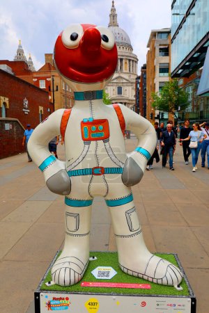 Foto de LONDRES, REINO UNIDO 06 17 2023: Un ejército de esculturas Morph está ahora salpicado por Londres en un nuevo sendero artístico - Imagen libre de derechos