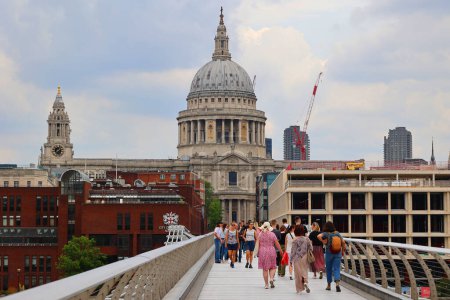 Téléchargez les photos : LONDRES, ROYAUME-UNI 06 17 2023 : Le pont Millenium et la cathédrale Saint-Paul par une journée nuageuse typique à Londres - en image libre de droit