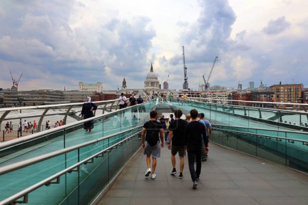 Téléchargez les photos : LONDRES, ROYAUME-UNI 06 17 2023 : Le pont Millenium et la cathédrale Saint-Paul par une journée nuageuse typique à Londres - en image libre de droit