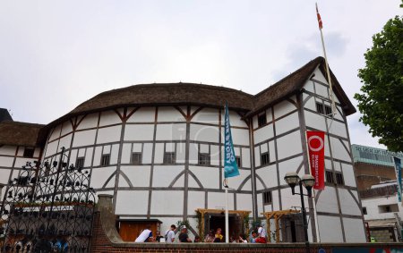 Foto de LONDON UNITED KINGDOM 06 17 2023: Shakespeare's Globe is a reconstruction of the Globe Theatre, an Elizabethan playhouse for which William Shakespeare wrote his plays - Imagen libre de derechos