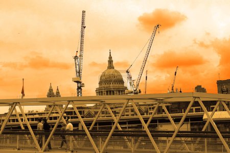 Téléchargez les photos : LONDON UNITED KINGDOM 06 17 2023: The Millenium Bridge and Saint Paul Cathedral on a typical cloudy day in London - en image libre de droit
