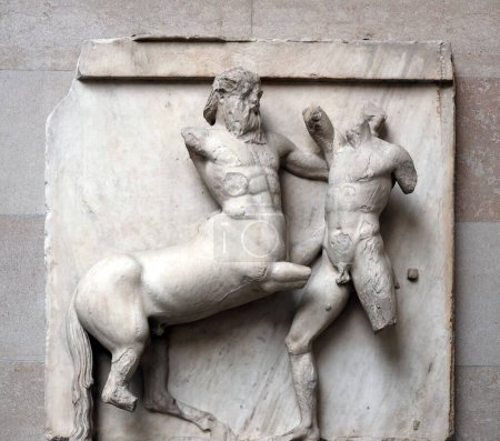 Foto de LONDRES REINO UNIDO 06 17 2023: Metopas del Sur en el Museo Británico muestran la batalla entre Centauros y Lapiths en la fiesta de bodas de Peirithoos. - Imagen libre de derechos