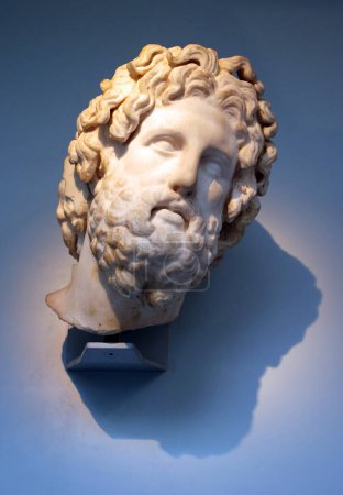 Foto de LONDRES REINO UNIDO 06 17 2023: Asclepius es un héroe y dios de la medicina en la antigua religión y mitología griega. Él es el hijo de Apolo y Coronis, o Arsinoe, o de Apolo solo - Imagen libre de derechos