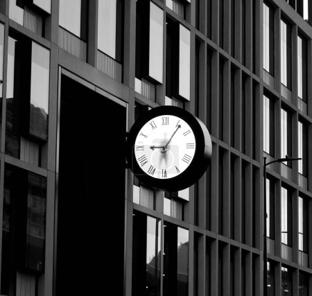 Téléchargez les photos : LONDRES ROYAUME-UNI 06 17 2023 : L'homme dans l'horloge un homme a été piégé à l'intérieur d'une horloge. Il nettoie et peint les mains sur le visage de l'horloge pour montrer l'heure actuelle avant d'avoir à retirer - en image libre de droit