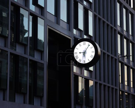 Téléchargez les photos : LONDRES ROYAUME-UNI 06 17 2023 : L'homme dans l'horloge un homme a été piégé à l'intérieur d'une horloge. Il nettoie et peint les mains sur le visage de l'horloge pour montrer l'heure actuelle avant d'avoir à retirer - en image libre de droit