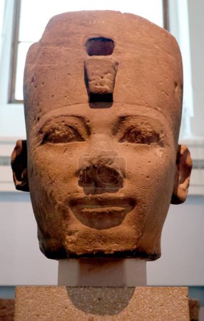 Téléchargez les photos : LONDRES ROYAUME-UNI 06 17 2023 : Statue d'Amenhotep III ou d'Amenophis III. Thèbes Egypte environ 1400BC. Amenhophis III a été le premier roi égyptien à être vénéré comme un dieu dans sa propre vie - en image libre de droit
