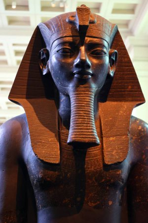 Foto de LONDRES REINO UNIDO 06 17 2023: Estatua de Amenhotep III o Amenophis III. Tebas Egipto alrededor de 1400aC. Amenhophis III fue el primer rey egipcio en ser adorado como un dios en su propia vida - Imagen libre de derechos