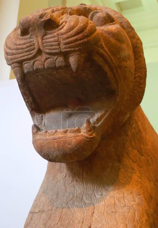 Foto de LONDRES REINO UNIDO 06 17 2023: León colosal, uno de un par, muy dañado por el fuego, que custodiaba la entrada al templo de Ishtar Sharrat-niphi - Imagen libre de derechos