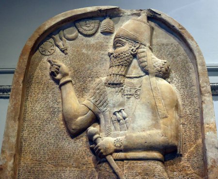 Téléchargez les photos : LONDRES ROYAUME-UNI 06 17 2023 : Stèle calcaire d'Ashurnasirpal II : sculptée ; le roi porte le chapeau royal avec un sommet conique et tient une masse symbolisant l'autorité - en image libre de droit