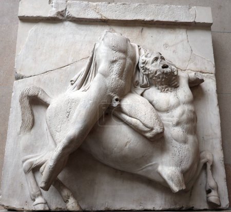Foto de LONDRES REINO UNIDO 06 17 2023: Metopas del Sur en el Museo Británico muestran la batalla entre Centauros y Lapiths en la fiesta de bodas de Peirithoos. - Imagen libre de derechos
