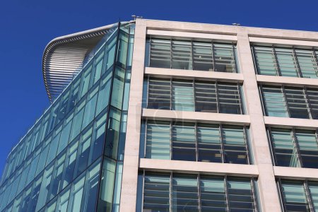 Téléchargez les photos : LONDRES ROYAUME-UNI 06 19 2023 : Détails architecturaux de la façade en verre du bâtiment moderne. Fond d'entreprise gratte-ciel de bâtiments de grande hauteur, architecture industrielle. - en image libre de droit