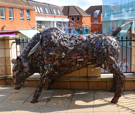 Téléchargez les photos : WINDSOR, ROYAUME-UNI 06 19 2023 : Steampunk Bull Sculpture au centre commercial Royal Windsor - en image libre de droit