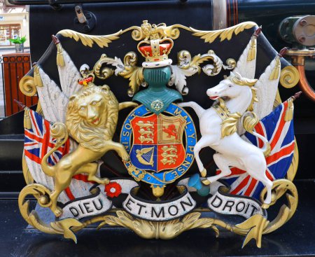 Téléchargez les photos : WINDSOR ROYAUME-UNI 06 19 2023 : Les armoiries royales du Royaume-Uni sont les armoiries du dominion britannique, actuellement le roi Charles III. - en image libre de droit