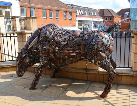 Téléchargez les photos : WINDSOR, ROYAUME-UNI 06 19 2023 : Steampunk Bull Sculpture au centre commercial Royal Windsor - en image libre de droit