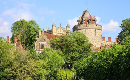 Téléchargez les photos : WINDSOR, ROYAUME-UNI 06 19 2023 : Le château de Windsor est une résidence royale à Windsor dans le comté anglais du Berkshire. Il est fortement associé aux Anglais et à la famille royale britannique qui lui succède. - en image libre de droit