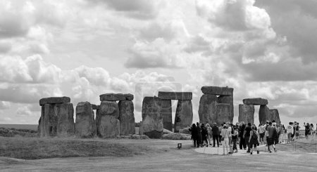 Foto de SALISBURY UNITED KINGDOM 06 20 23: Stonehenge is a prehistoric monument on Salisbury in Wiltshire. It consists of outer ring of vertical sarsen standing stones. Inside is a ring of smaller bluestone - Imagen libre de derechos