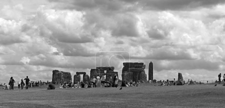 Téléchargez les photos : SALISBURY UNITED KINGDOM 06 20 23: Stonehenge is a prehistoric monument on Salisbury in Wiltshire. It consists of outer ring of vertical sarsen standing stones. Inside is a ring of smaller bluestone - en image libre de droit