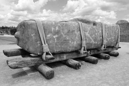 Foto de SALISBURY UNITED KINGDOM 06 20 23: A reconstruction of the stones being moved at Stonehenge was built by the late Neolithic people around 5000 years ago, about 3000 BC - Imagen libre de derechos