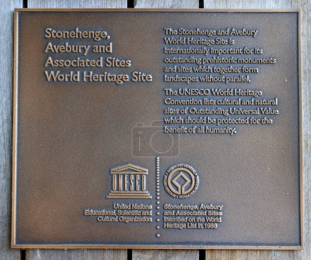 Foto de SALISBURIO REINO UNIDO 06 20 23: Placa de la UNESCO un stonehenge. Stonehenge y Avebury, en Wiltshire, se encuentran entre los grupos de megalitos más famosos del mundo. - Imagen libre de derechos