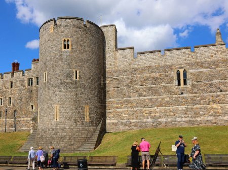 Foto de WINDSOR REINO UNIDO 06 19 2023: Windsor Castle es una residencia real en Windsor, en el condado inglés de Berkshire. Está fuertemente asociado con los ingleses y la sucesora familia real británica. - Imagen libre de derechos
