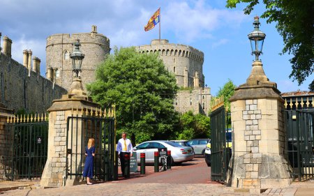 Téléchargez les photos : WINDSOR ROYAUME-UNI 06 19 2023 : Le château de Windsor est une résidence royale à Windsor dans le comté anglais du Berkshire. Il est fortement associé aux Anglais et à la famille royale britannique qui lui succède. - en image libre de droit
