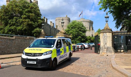 Téléchargez les photos : WINDSOR ROYAUME-UNI 06 19 2023 : La protection des voitures de police pour la famille royale britannique au château de Windsor est une résidence royale à Windsor dans le comté anglais du Berkshire. Famille royale britannique - en image libre de droit
