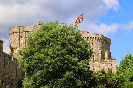 Foto de WINDSOR REINO UNIDO 06 19 2023: Windsor Castle es una residencia real en Windsor, en el condado inglés de Berkshire. Está fuertemente asociado con los ingleses y la sucesora familia real británica. - Imagen libre de derechos