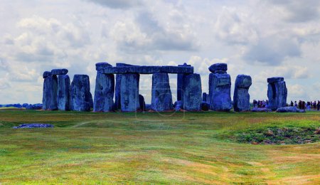 Téléchargez les photos : Stonehenge est un monument préhistorique situé dans la plaine de Salisbury, dans le Wiltshire. Il se compose d'un anneau extérieur de pierres verticales debout sarsen. A l'intérieur se trouve un anneau de petites pierres bleues. - en image libre de droit