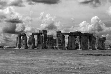 Foto de Stonehenge es un monumento prehistórico en la llanura de Salisbury en Wiltshire. Consiste en un anillo exterior de piedras verticales de pie sarsen. En el interior hay un anillo de piedras azules más pequeñas. - Imagen libre de derechos