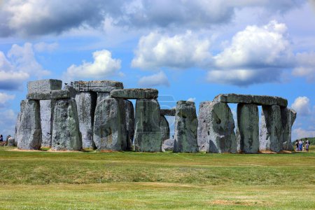 Stonehenge ist ein prähistorisches Monument in der Salisbury Plain in Wiltshire. Es besteht aus einem äußeren Ring aus senkrecht stehenden Sarsen-Steinen. Im Inneren befindet sich ein Ring aus kleineren Blausteinen.          