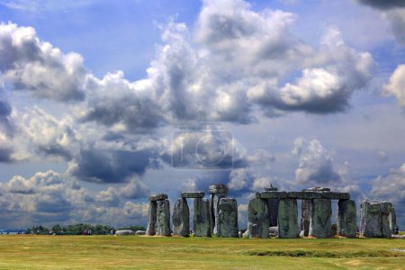 Foto de Stonehenge es un monumento prehistórico en la llanura de Salisbury en Wiltshire. Consiste en un anillo exterior de piedras verticales de pie sarsen. En el interior hay un anillo de piedras azules más pequeñas. - Imagen libre de derechos