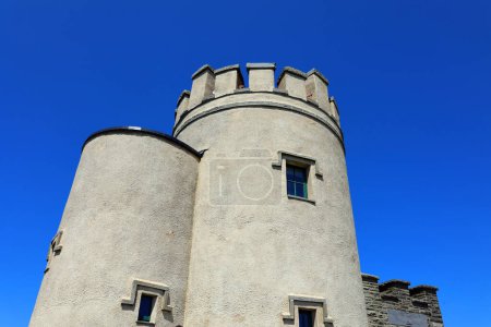 Foto de REPÚBLICA BURANA DE IRLANDA 05 28 2023: La Torre de O 'Brien fue construida en los acantilados en 1835 por el propietario local y diputado Sir Cornelius OBrien como un punto de observación para los turistas ingleses - Imagen libre de derechos